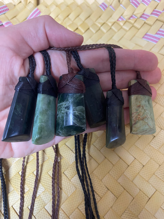 Medium Toki - Pounamu