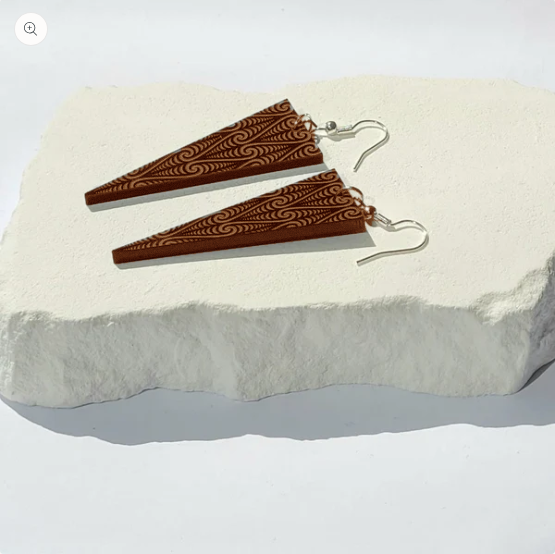 Kowhaiwhai Triangle Large - Natural Rimu